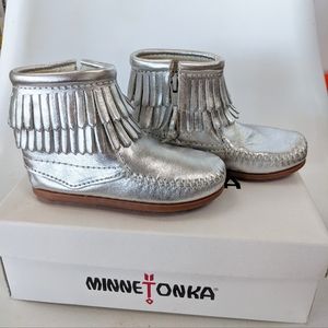 NIB Minnetonka Girls Aria Leather Silver Booties Size 8